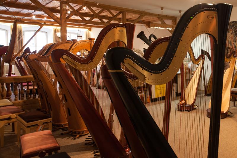 Musikhaus Fackler, Verkaufsraum Konzertharfen